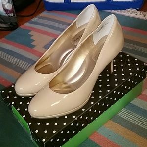 Kelly & Katie Dorotha nude heels (New with box)